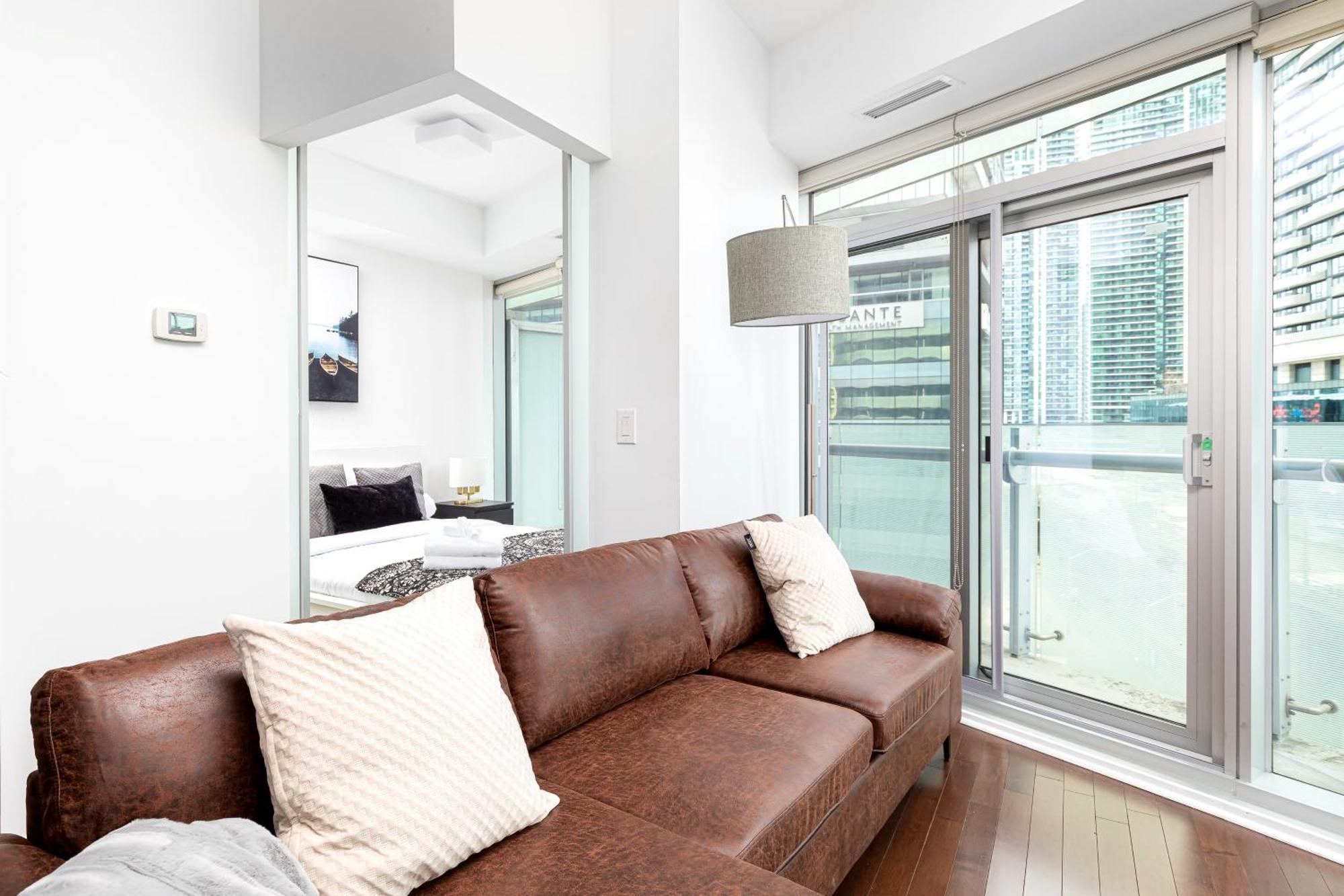 Downtown Toronto 2 Bedrooms Condo Exterior photo