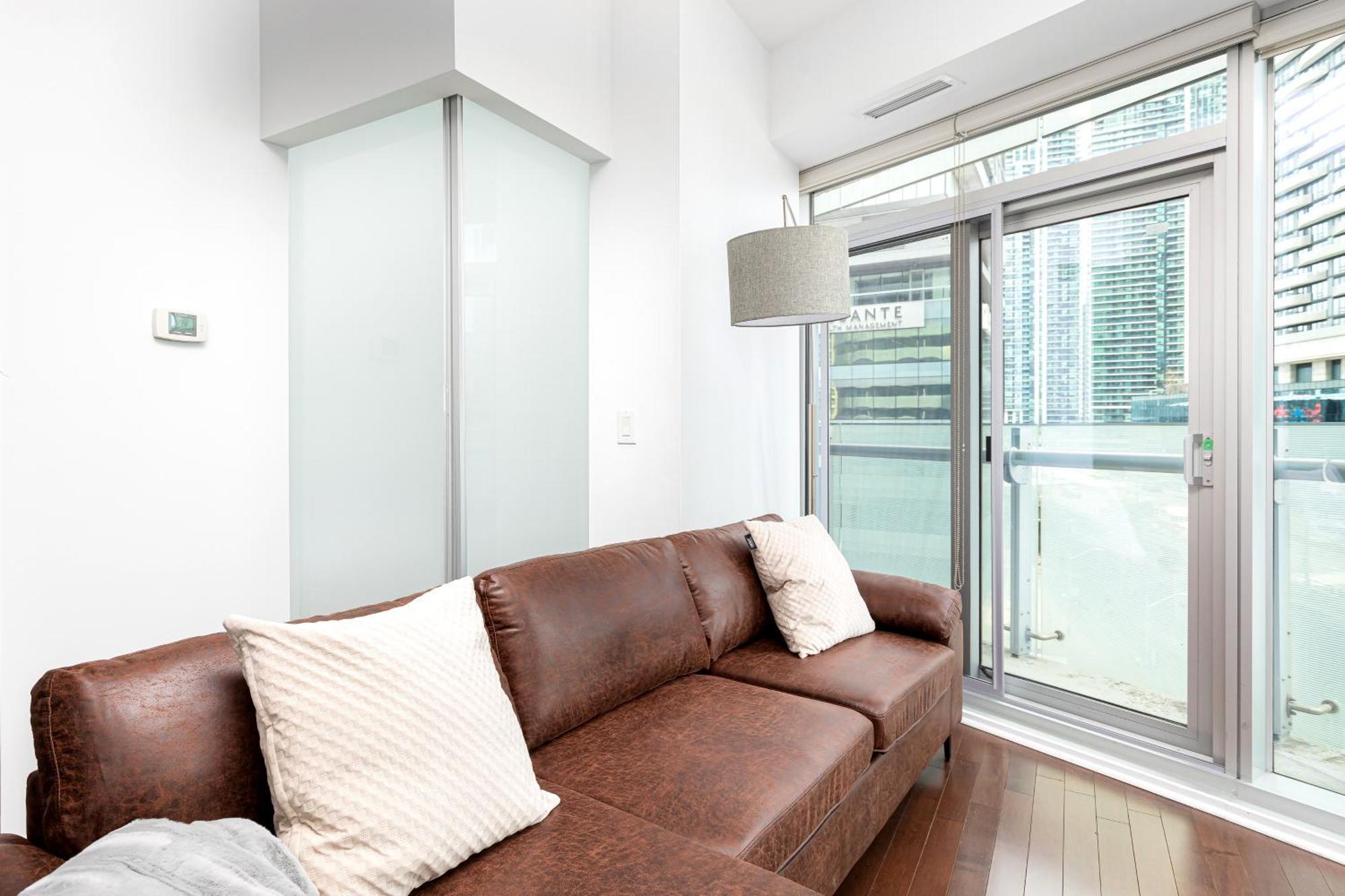 Downtown Toronto 2 Bedrooms Condo Exterior photo